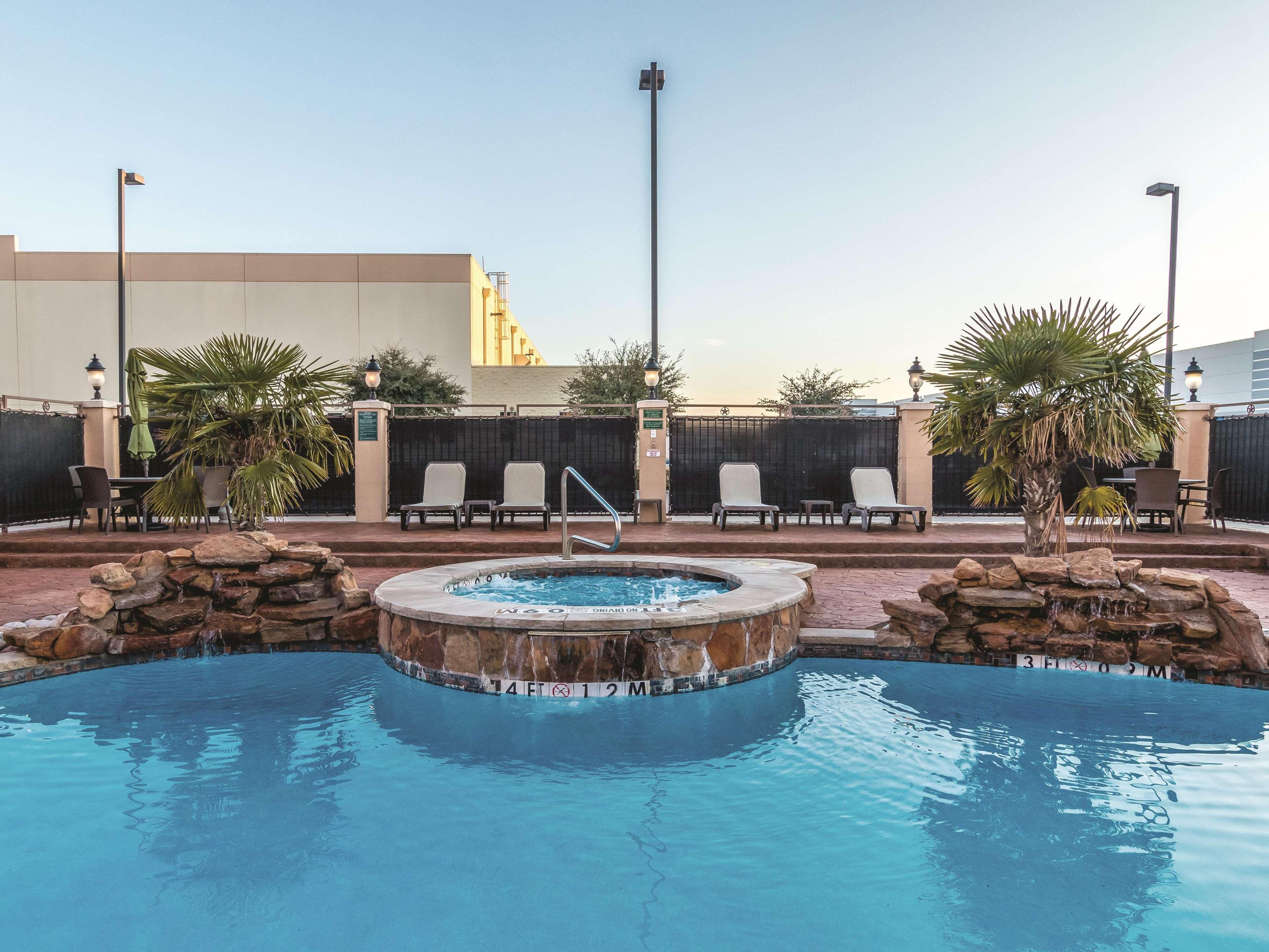 Отель La Quinta By Wyndham Dallas Grand Prairie South Экстерьер фото