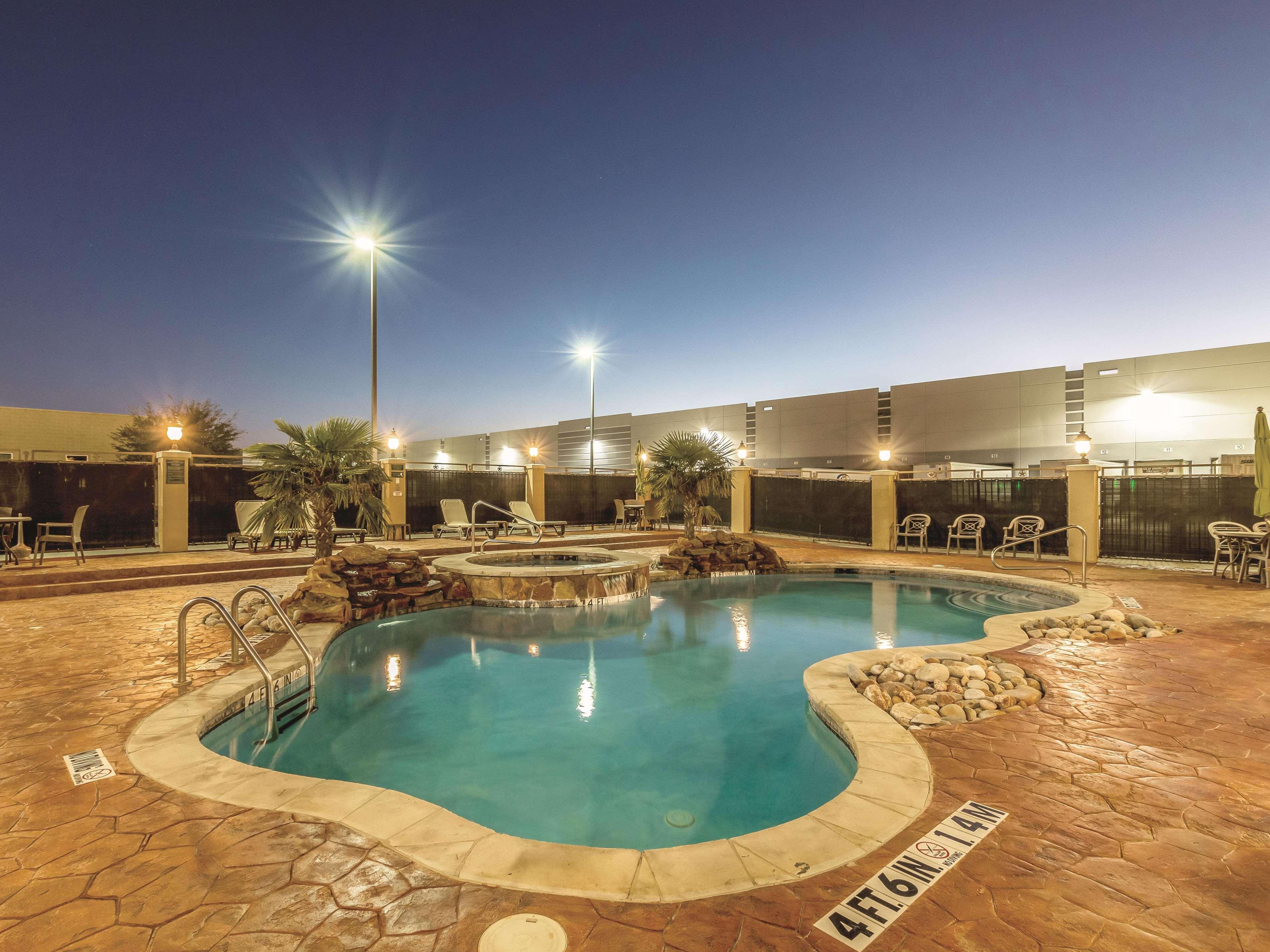 Отель La Quinta By Wyndham Dallas Grand Prairie South Экстерьер фото